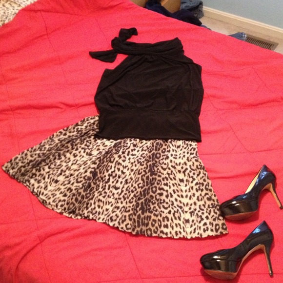 Adorable pleated leopard skirt.