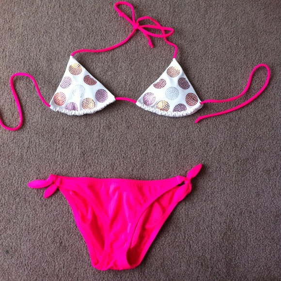 Bikini - Picture 1 of 3