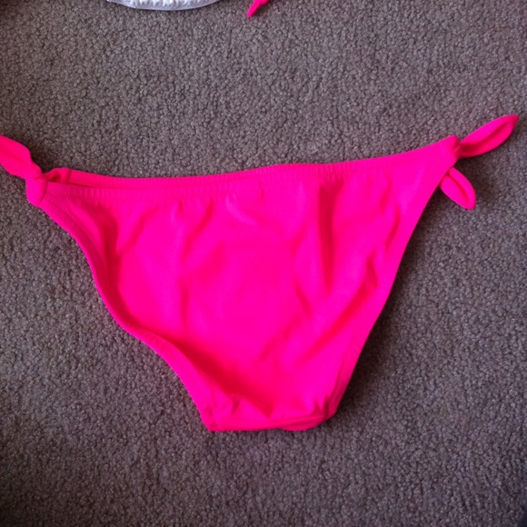 Bikini - Picture 3 of 3