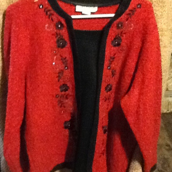 Red sweater with black flowers - Picture 1 of 1