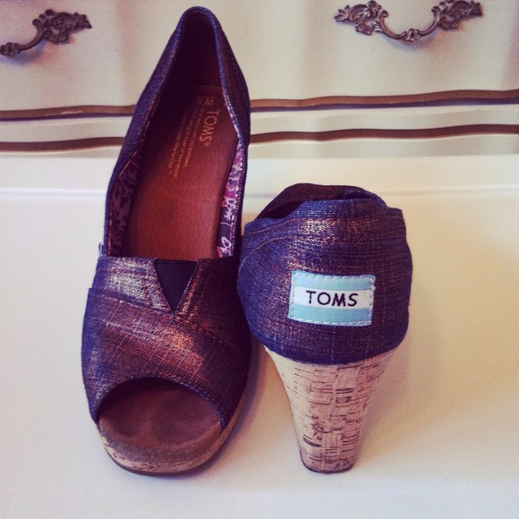 ****SOLD****Size 8 wedge Toms
