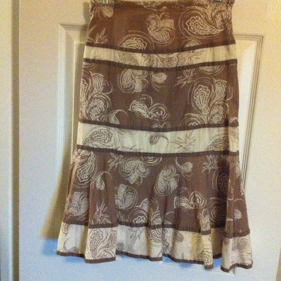 Tan n off white knew length skirt - Picture 1 of 2