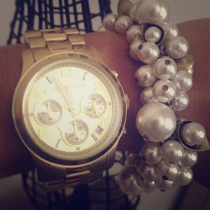 Arm party!!! This cluster pearl bracelet is Gorg!!