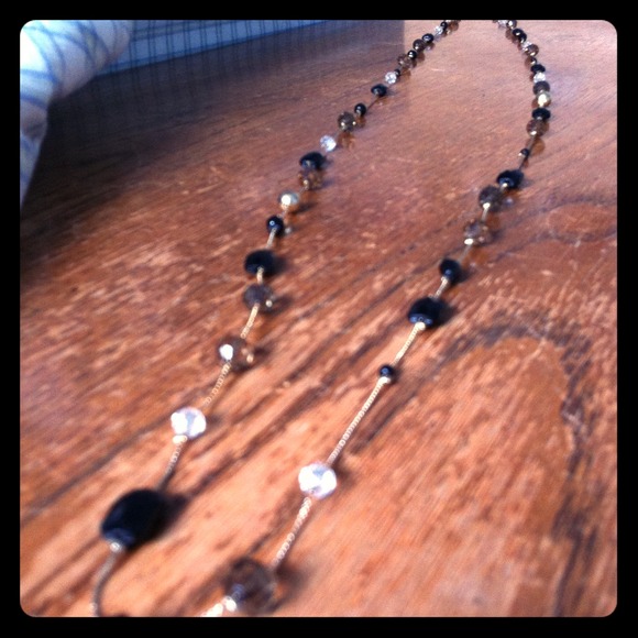 Forever 21 gold necklace. Beaded. Clasps.