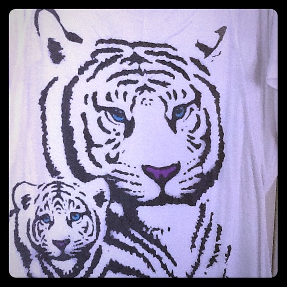 Tiger graphic tee