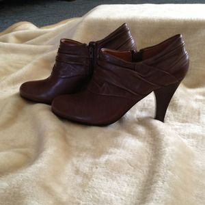 SOFFT ASH COLORED BOOTIE SIZE 9 MEDIUM 💥REDUCED💥