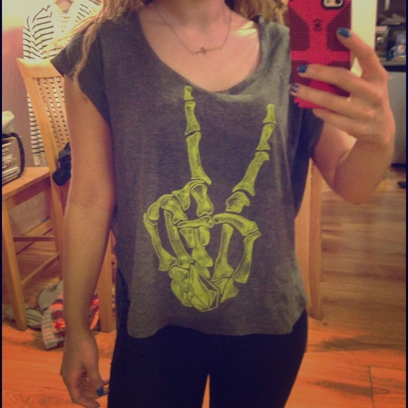 Skeleton hand Peace sign high low tee