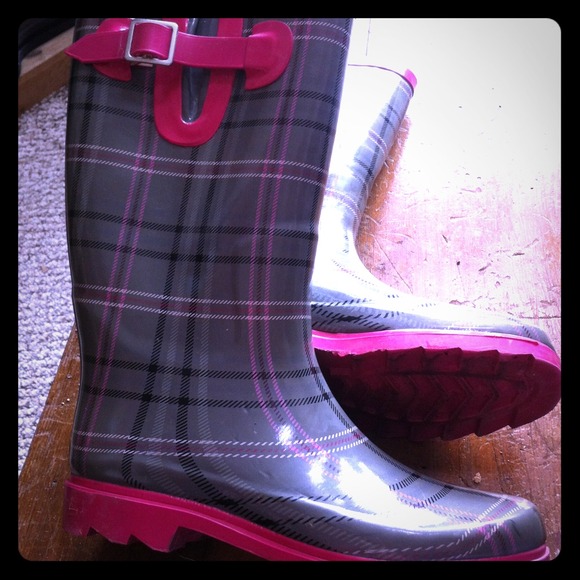 📮💥 SOLD!! Size 8 woman's rubber boots