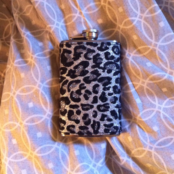 BUNDLED💋 Leapord print Flask 😏