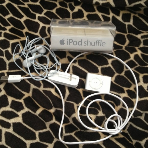 Silver iPod Shuffle 1GB Bundle