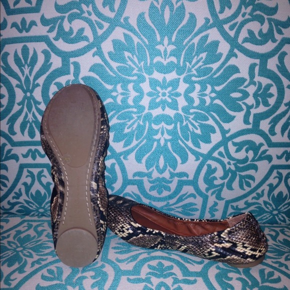 BCBG generation flats - Picture 2 of 3