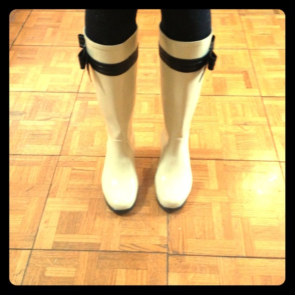 Kate Spade Rainboots - white with black bows!