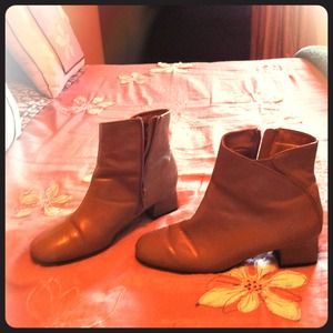 Booties size 8 tan easy street
