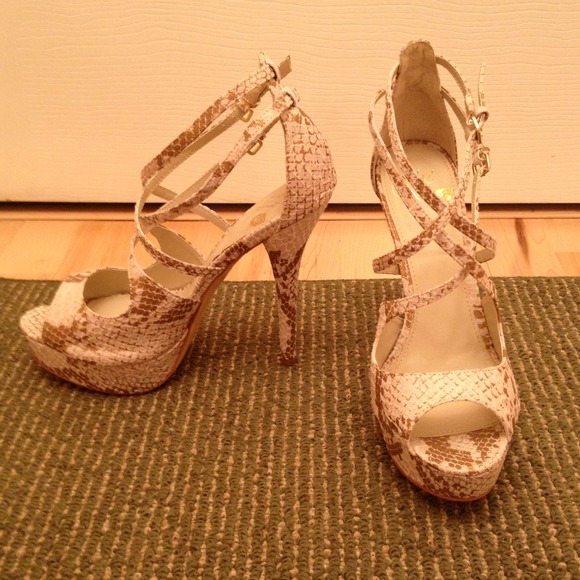 Colin Stuart snake skin super sexy heels. - Picture 1 of 4