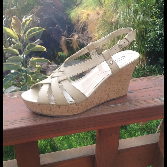 🚨SOLD IN A BUNDLE🚨GUESS Ivory Wedge