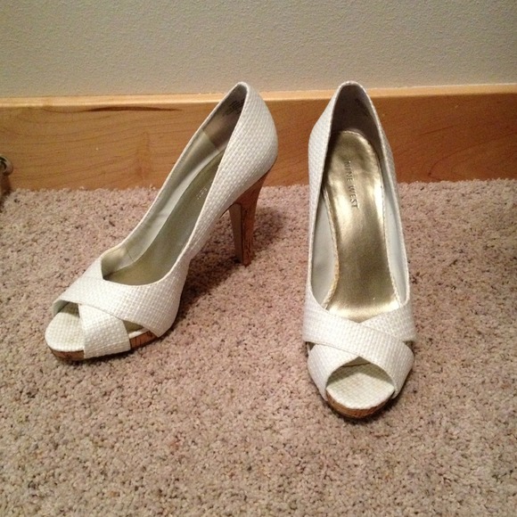 Nine West textured white high heels. - Picture 1 of 3