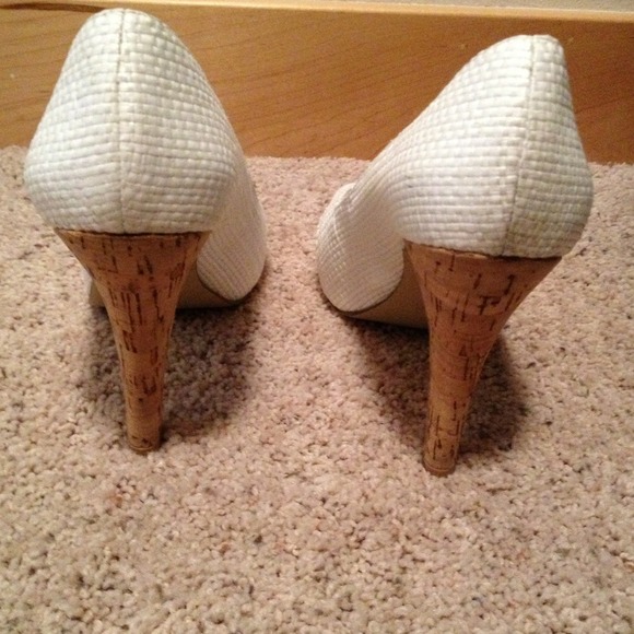 Nine West textured white high heels. - Picture 3 of 3