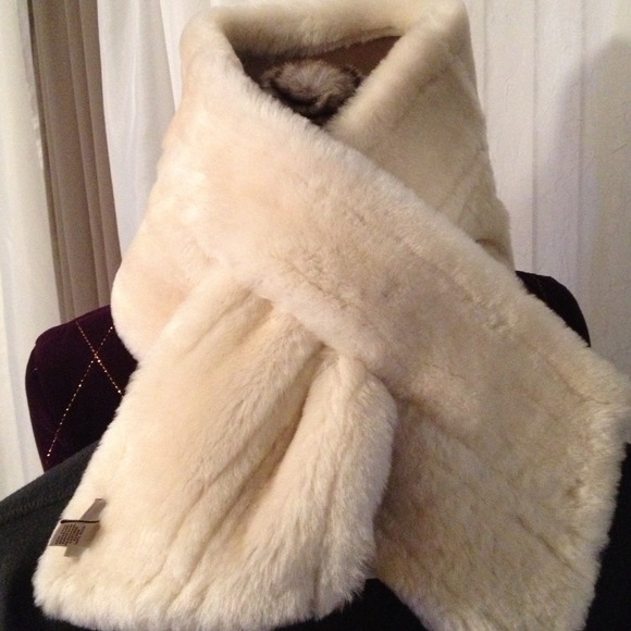 ‼️SOLD LOCALLY‼️UGG Pull Through scarf