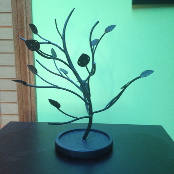 Black Earring and neckless tree