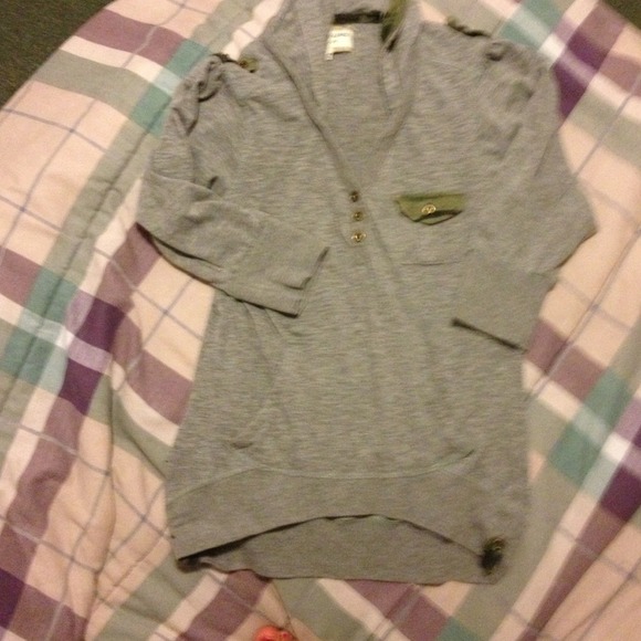 Grey and camo detail shirt and black v neck bundle