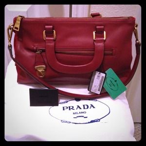 Reserve for @prettykeesha13 🌟Beautiful Red Bag🌟