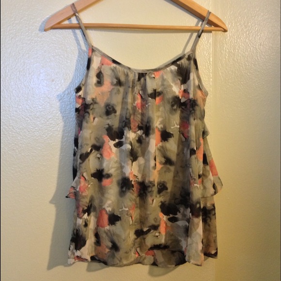 🔴 SOLD Tiered Floral Tank - Picture 3 of 4