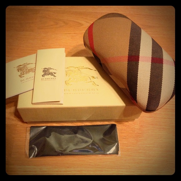 Burberry Sunglass Case [Medium]