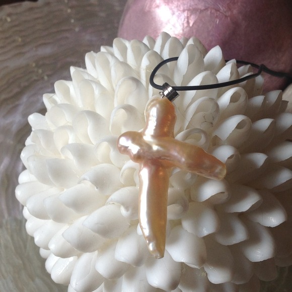 Genuine FW cross peach pearl pendant