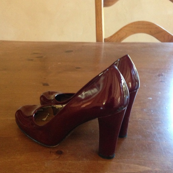 Beautiful patent leather Stuart Weitzman pumps - Picture 2 of 3