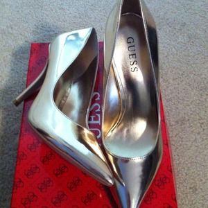 *reserved mitaboo1* Brand new gold Guess heels