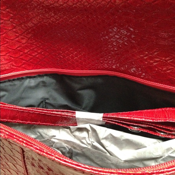 ๐ขSold๐ข๐๐CANDY APPLE RED Clutch๐๐ - Picture 2 of 2