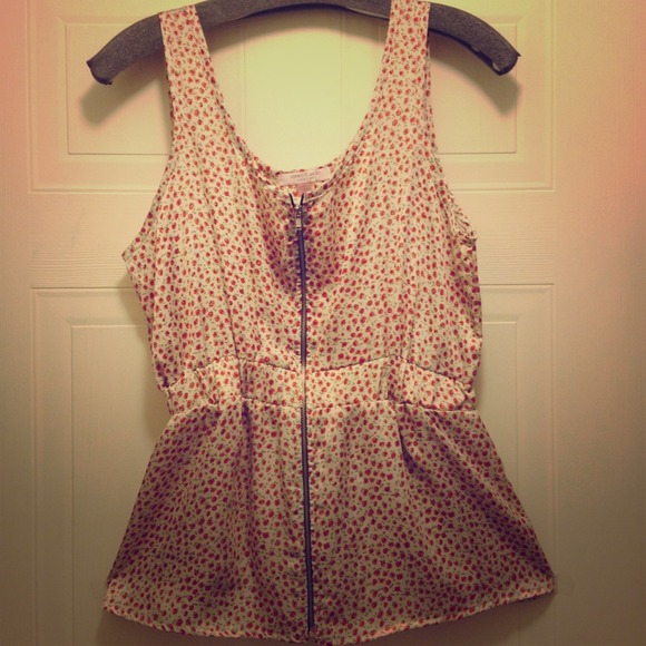 Romeo & Juliet Couture Tops - Romeo & Juliet Couture (NWOT!) sleeveless blouse