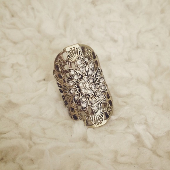 🚨 SOLD Flower Studded Ring