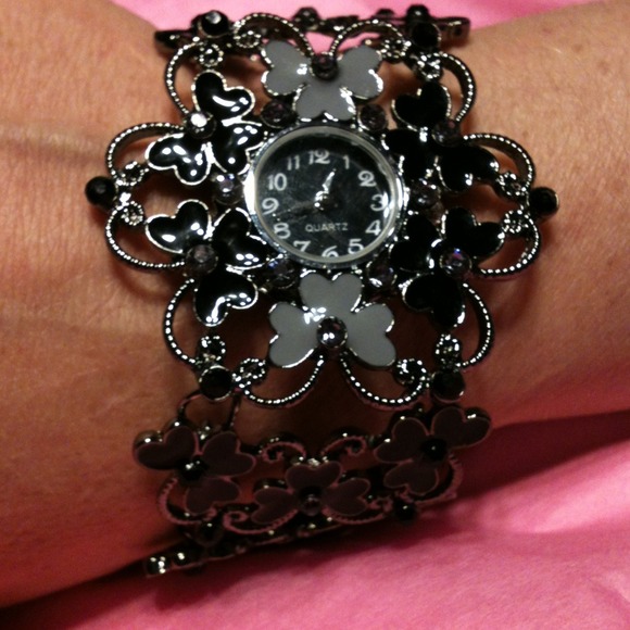 Beautiful black and grey floral watch - Picture 3 of 4