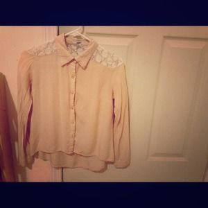 Shoulder laced long sleeve collar shirt.
