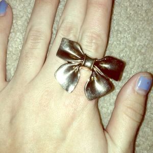 Gold bow ring size 8