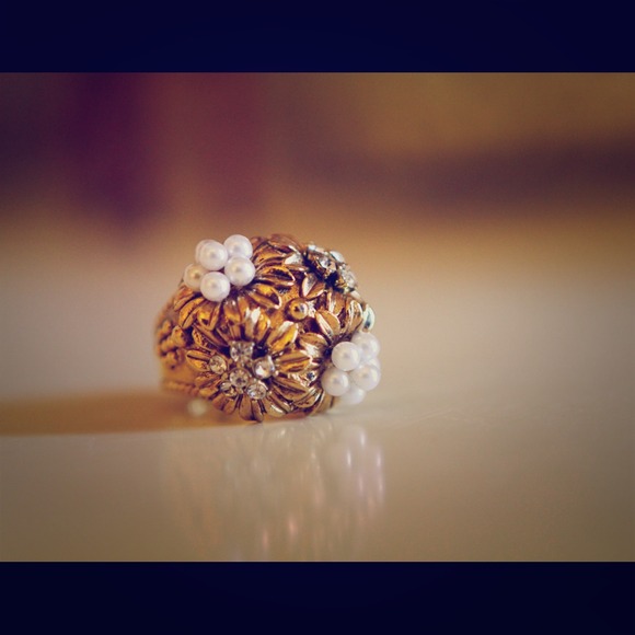 Lovely flower ring