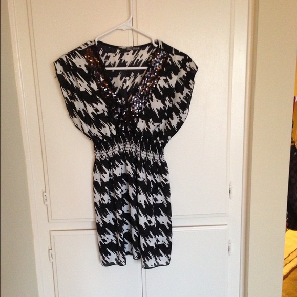 ⛔️not available❌ Black and white sequin top - Picture 2 of 3