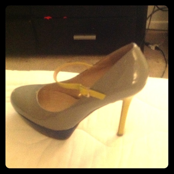 Gray blue and yellow round toe heel