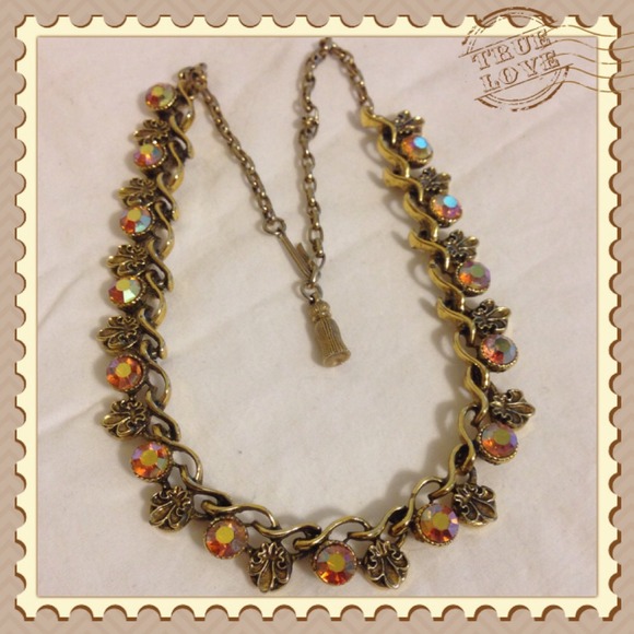 Jewelry - Antique gold tone necklace