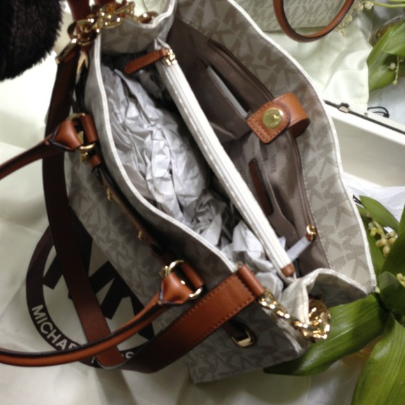 Authentic~Michael Kors Hamilton - Picture 2 of 4