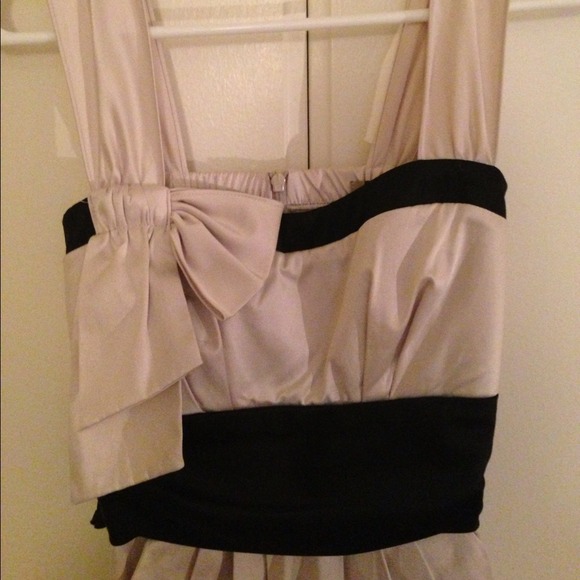 🎈Sale🎈Cream dress with pockets - Picture 2 of 3