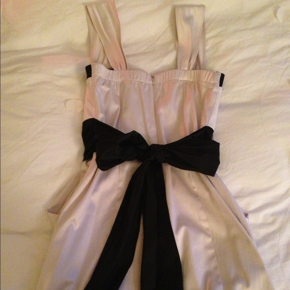 🎈Sale🎈Cream dress with pockets - Picture 3 of 3