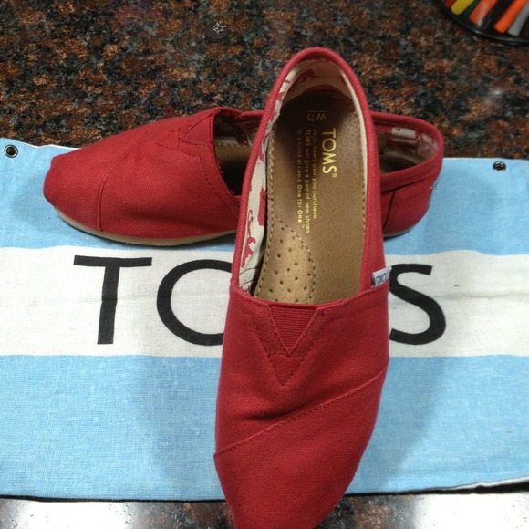 SOLD!!!Toms classic canvas red