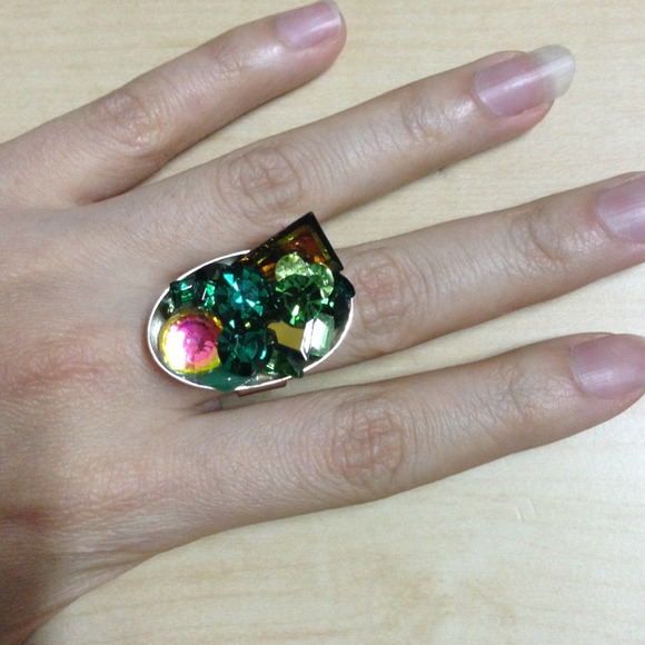 Ring with green glasses