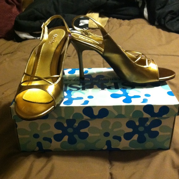 New in box gold/bronze high heels size 81/2