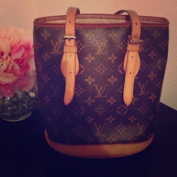 🔴Reserved🔴🎀Authentic LV Monogram Petit Bucket🎀