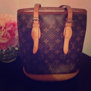 🔴Reserved🔴🎀Authentic LV Monogram Petit Bucket🎀