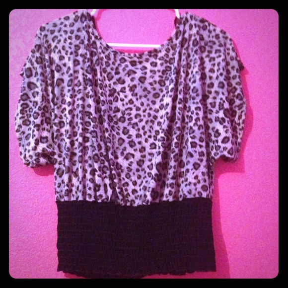 🎀REDUCED Gray and black cheetah top