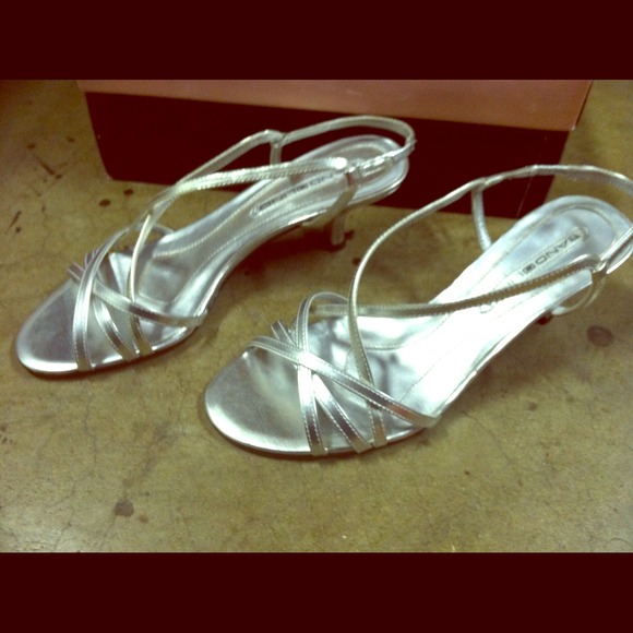🔴Sold🔴Sliver kitten heels